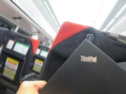 ThinkPad カラーの成田エクスプレス X260のパワードUSB3.0端子でスマホを充電